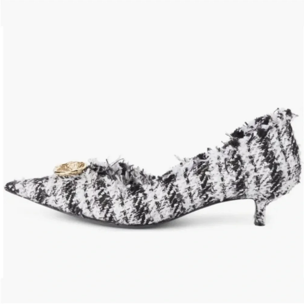 $1,129 Balenciaga Black and White Heels with Chic Tweed Design - Picture 2 of 12
